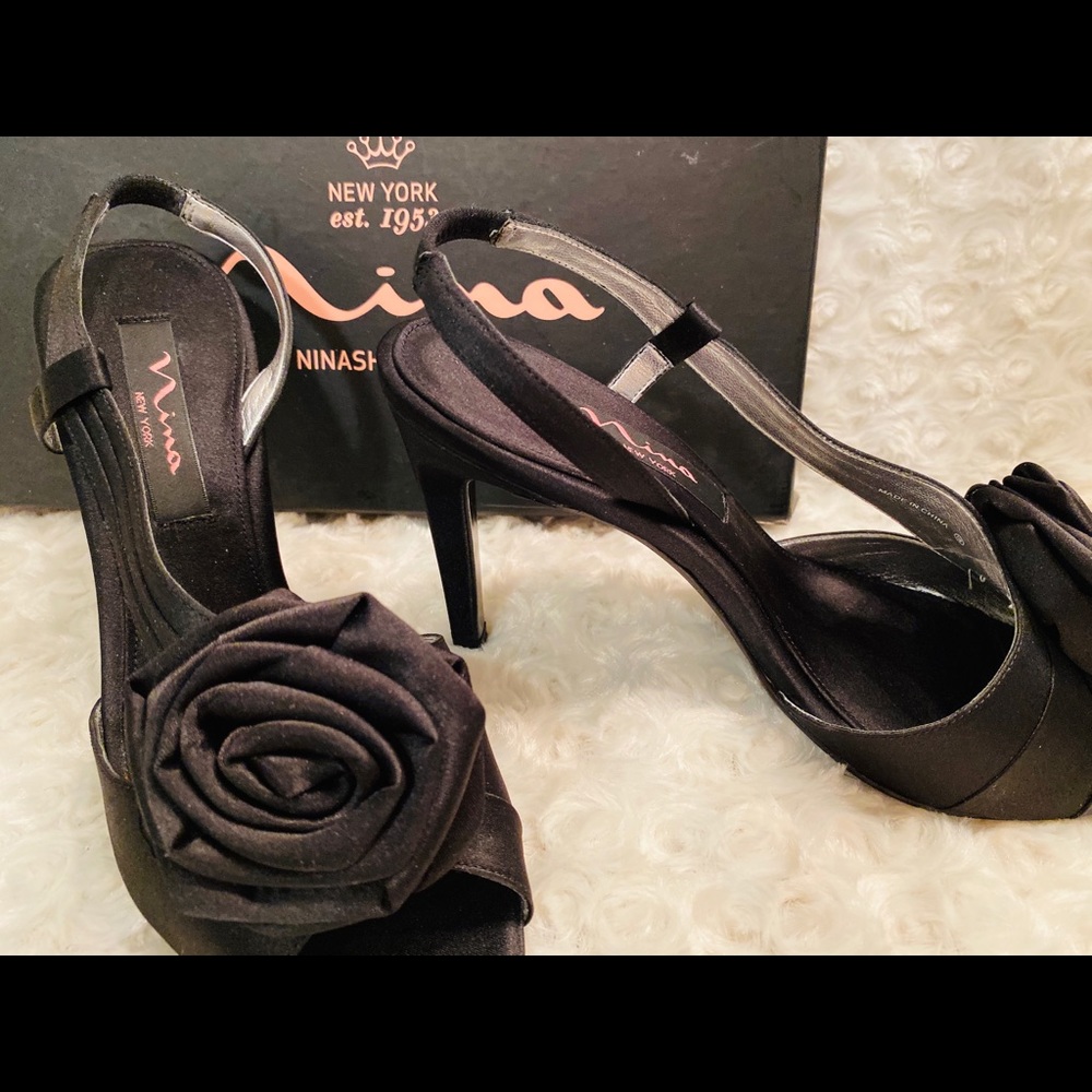 NEW Nina Black Satan Rose Pumps Sz 7